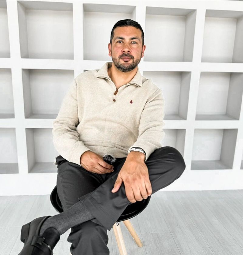Cristhian Mera, arquitecto, grabando en el estudio de ConKrea