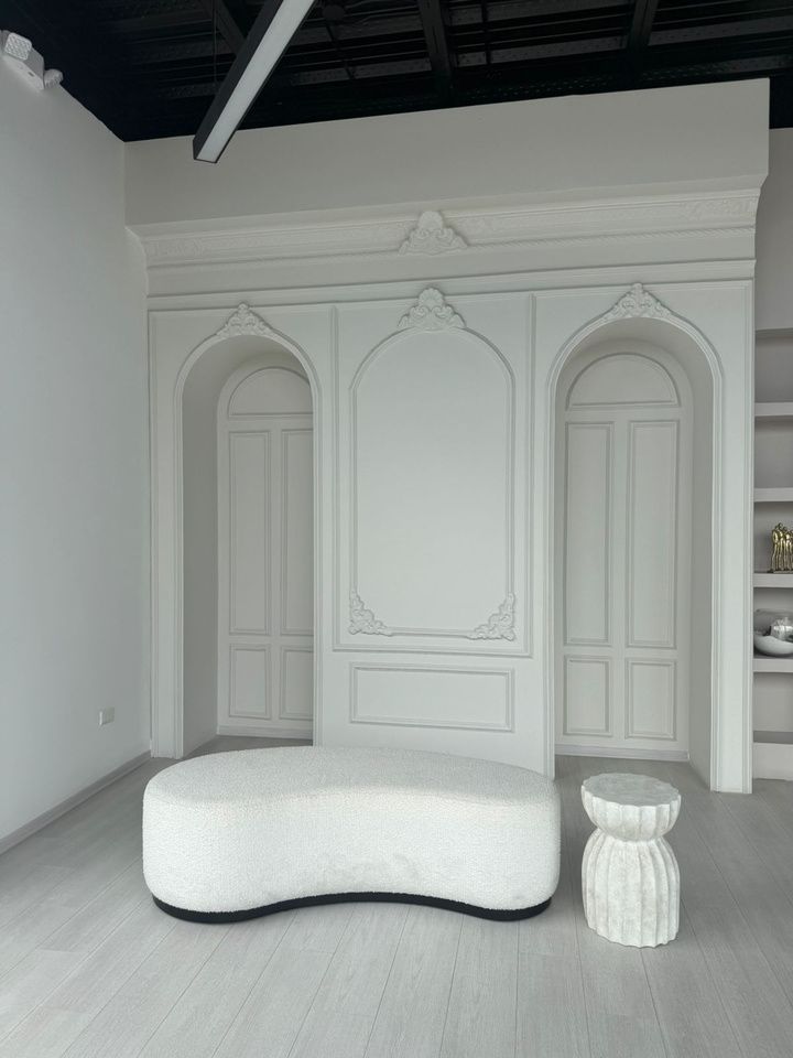 Set con arcos clásicos y sillón bouclé
