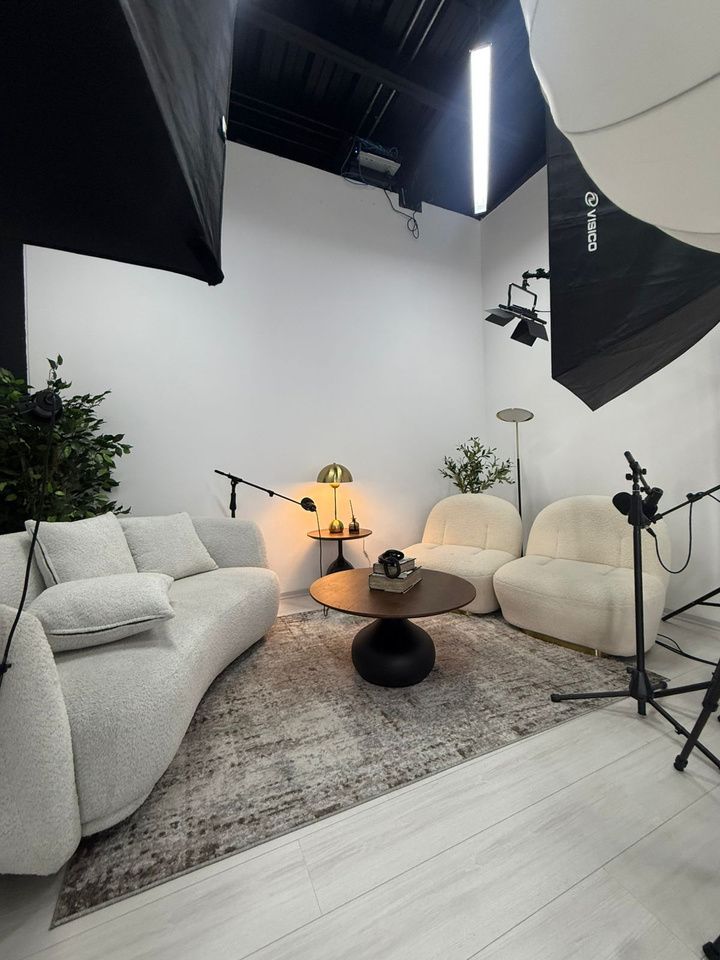 Estudio de podcast con sofás y luces